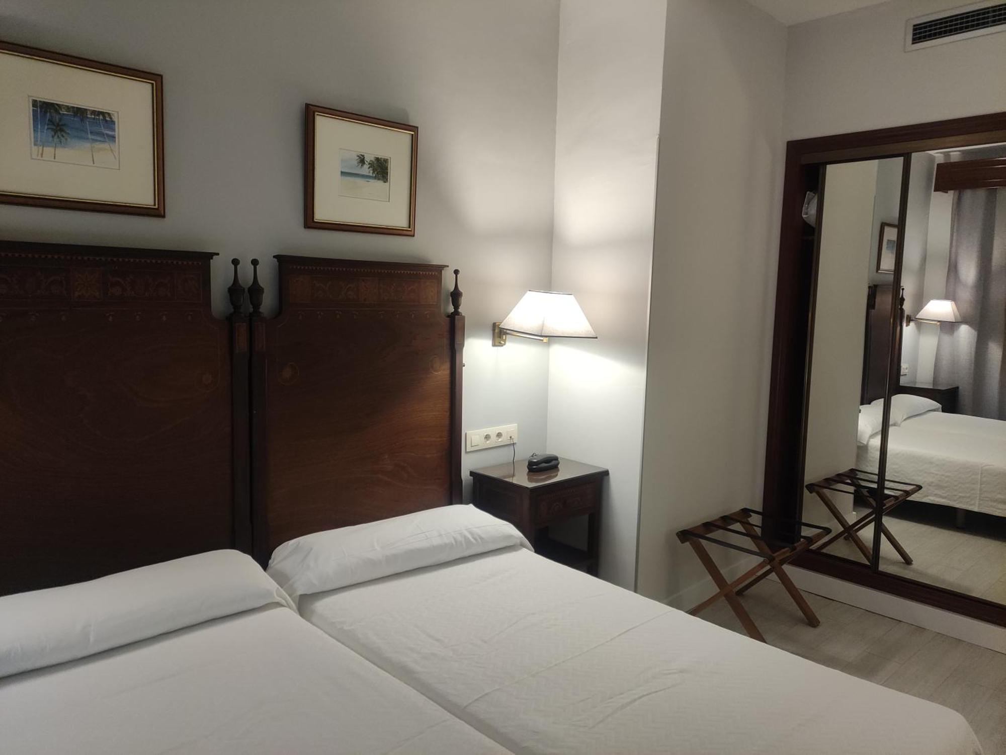 Hotel Iberia Plaza America Касерес Екстер'єр фото